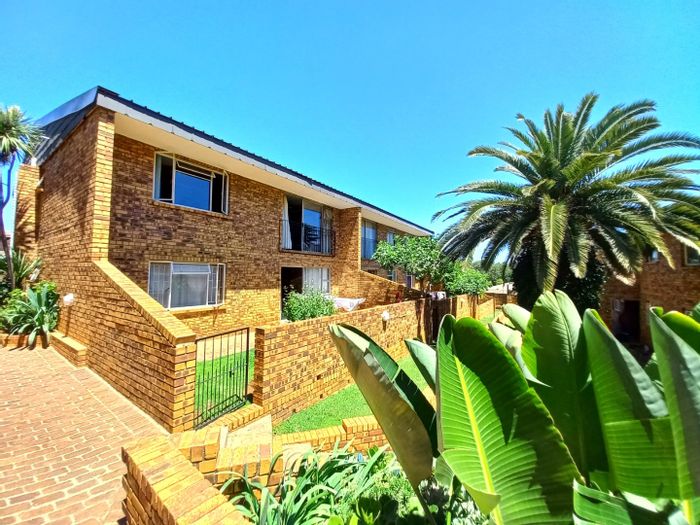 Eastleigh Apartment For Sale: 2 Bedrooms, pool access, close to schools and shopping.