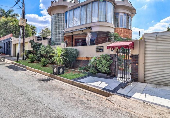 For Sale: House in Orange Grove with 4 bedrooms, pool potential, and ample parking.