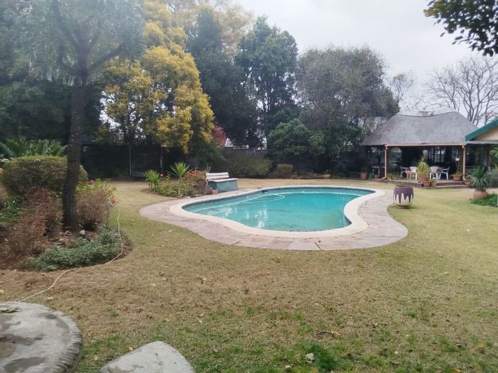 Lombardy East House For Sale: 3 beds, pool, koi pond, study, double garage.