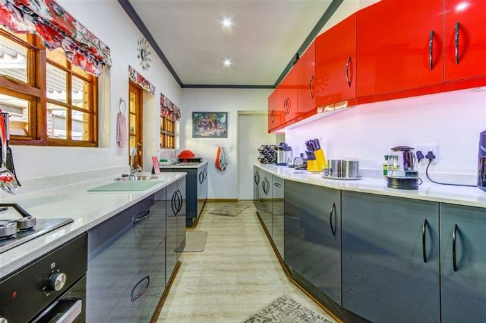 Blue Gill Estate House For Sale: 3 beds, 3 en-suites, double garage, convenient location.