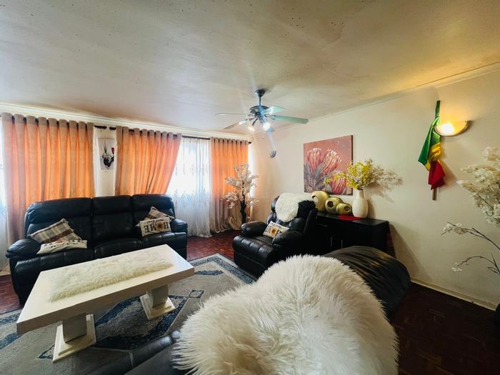 Apartment for Sale in Durban Central: Harbour views, 24-hour security, and parking.