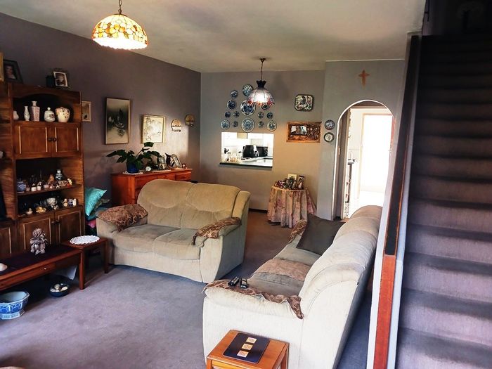 For Sale: 2-Bedroom Apartment in Eastleigh with private garden and garage.