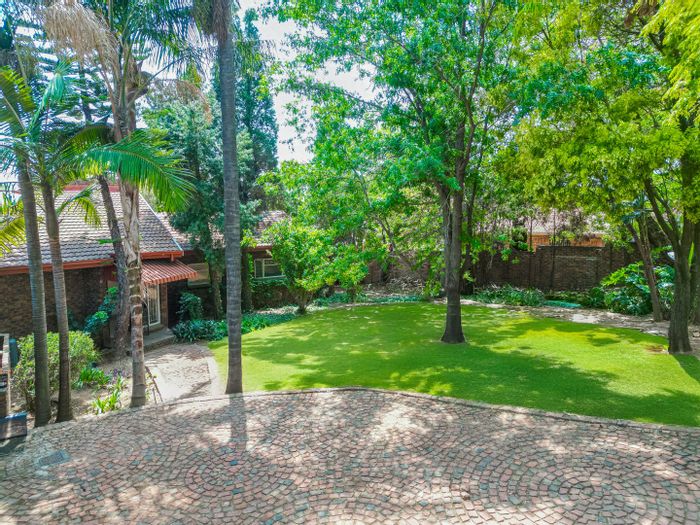 For Sale: House in Moreleta Park with pool, lapa, and spacious garden.