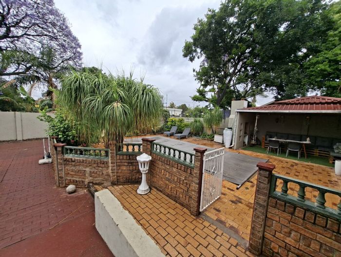 For Sale: House in Villieria with pool, bachelor unit, and spacious garden.