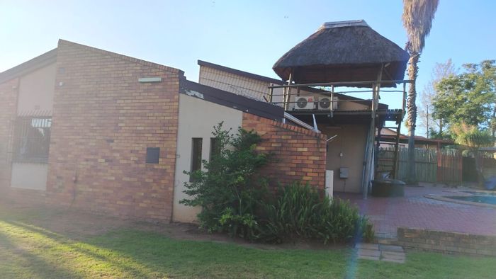 For Sale: House in Witbank Ext 16 with pool, flatlet, and ample parking.