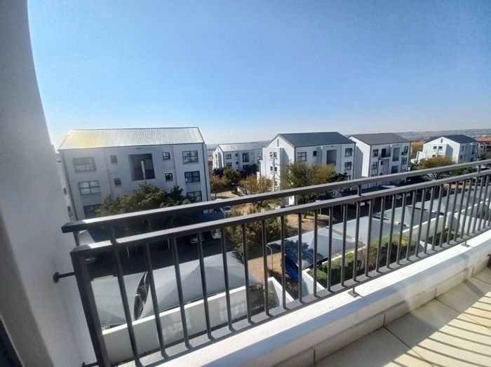 For Sale: 2-Bedroom Apartment in Greenstone Ridge with Pool and Braai Area.