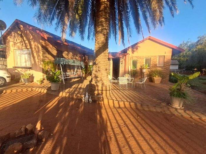 4-bedroom house in Randlespark for sale with spacious yard and borehole.