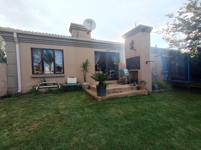 For Sale: House in Reyno Ridge with 3 bedrooms, secure complex, and braai area.