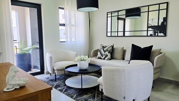 For Sale: Apartment in Lilianton with security, clubhouse, and golf course views.