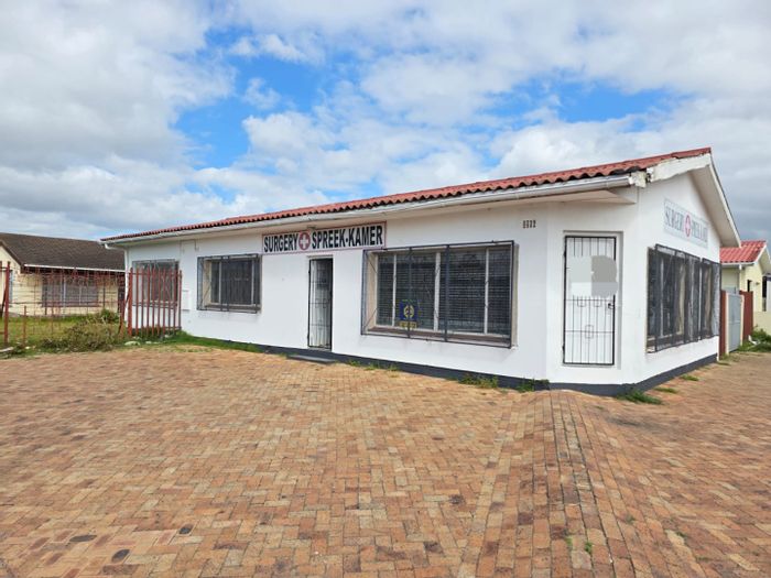 Commercial Property For Sale in Ravensmead: Ideal for Medical or Professional Use.