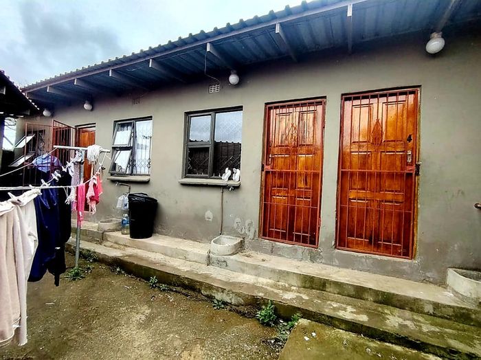 9-bedroom apartment in Reeston, for sale with rental income and expansion potential.