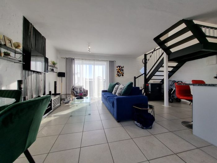 For Sale: House in Parsonsvlei with 2 bedrooms, pet-friendly yard, and open-plan living.