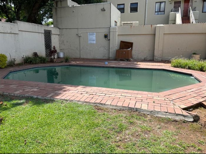 Kew Apartment For Sale: 2 bedrooms, private garden, pool, and pet-friendly.