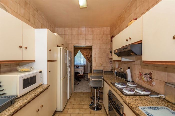 For Sale: Townhouse in Denlee with 3 bedrooms, en-suites, double garage, and pantry.