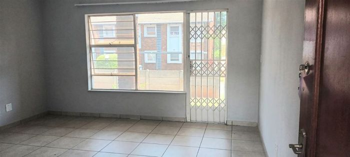 Glen Marais Townhouse For Sale: Open-plan living, pool, secure parking, ideal lock-up-and-go.