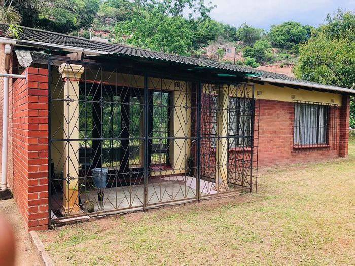 Pineview Townhouse For Sale: 3 bedrooms, secure verandah, close to amenities.