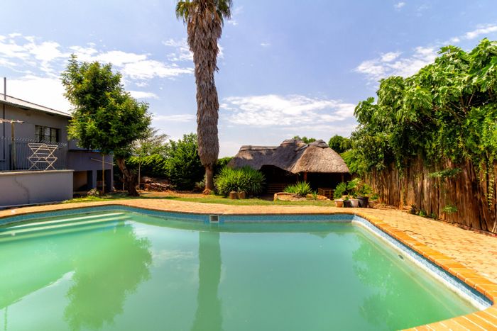 To Rent: Family House in Kenmare with pool, lapa, and spacious gardens.