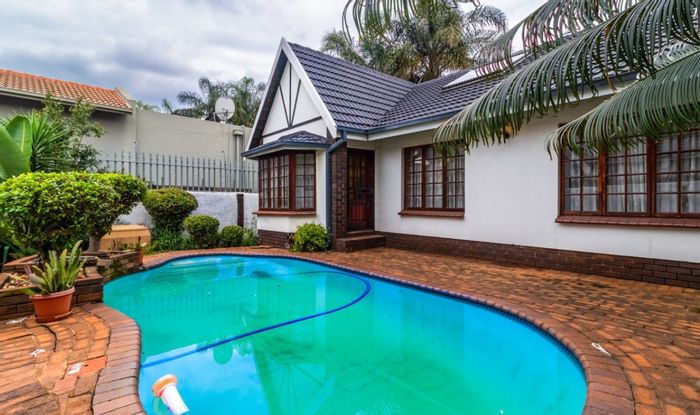 3-Bedroom house for sale in Bedfordview Central with pool and staff accommodation.