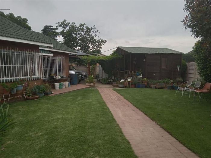 For Sale: Spacious 4-bedroom house in Berton Park with pool and dual kitchens.