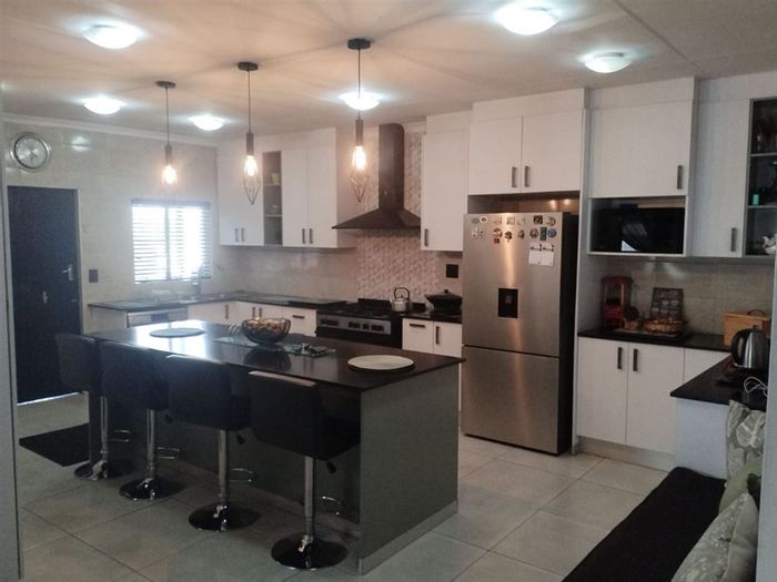 For Sale: House in Freeway Park with pool, study, and spacious living areas.