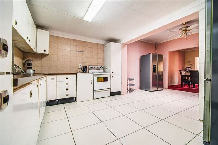 Edleen Townhouse For Sale: 3 Bedrooms, 2 Garages, Spacious Living Areas.