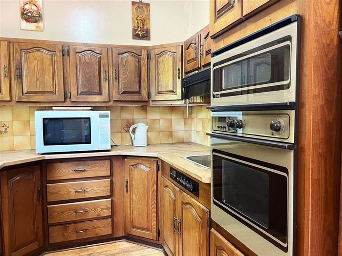 Benoni Central Townhouse For Sale: 2 bedrooms, garage, guest loo, open living space.