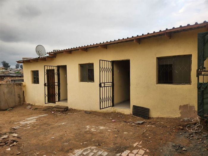 Kaalfontein House For Sale: 1 Bedroom, Garage, Spacious Lounge, Low-Maintenance Living.