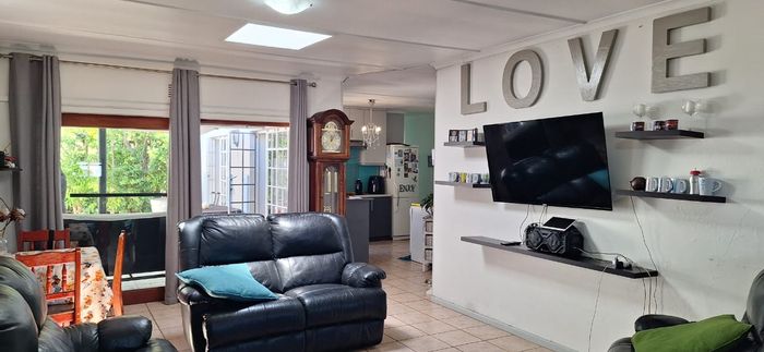 Knysna Central House For Sale: 3 beds, splash pool, bachelor flat, solar panels.