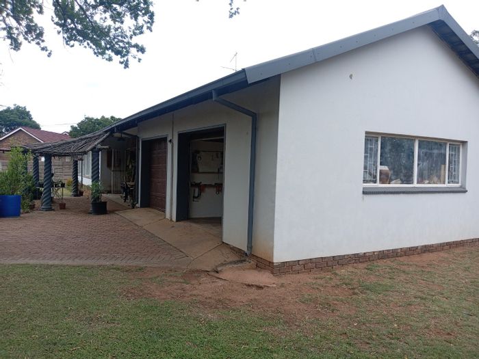 Three-bedroom house for sale in Riamar Park with double garage and large yard.