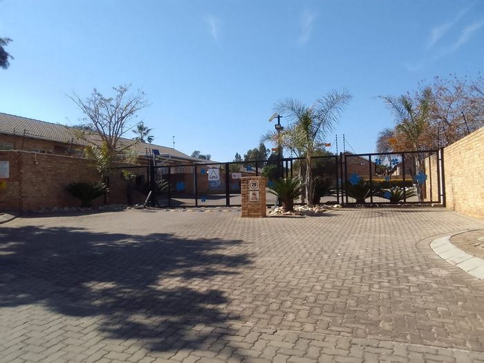 Rynfield AH Townhouse For Sale: 3 beds, garden, secure complex, pet-friendly.