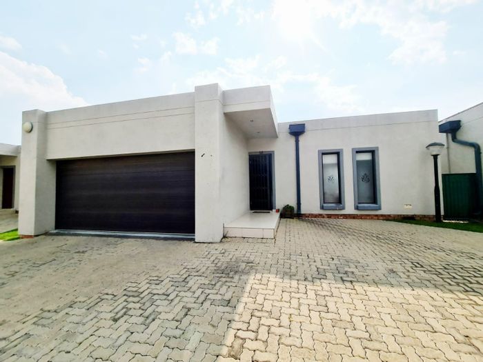 For Sale: 3-bedroom house in Summerset with office, solar panels, and double garage.