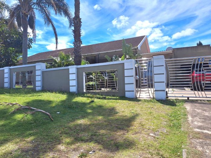 Amalinda House For Sale: 7 bedrooms, double garage, spacious yard, versatile living.