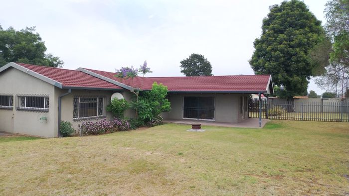 For Sale: House in Witbank Ext 16 with 3 beds, dual living areas, ample parking.