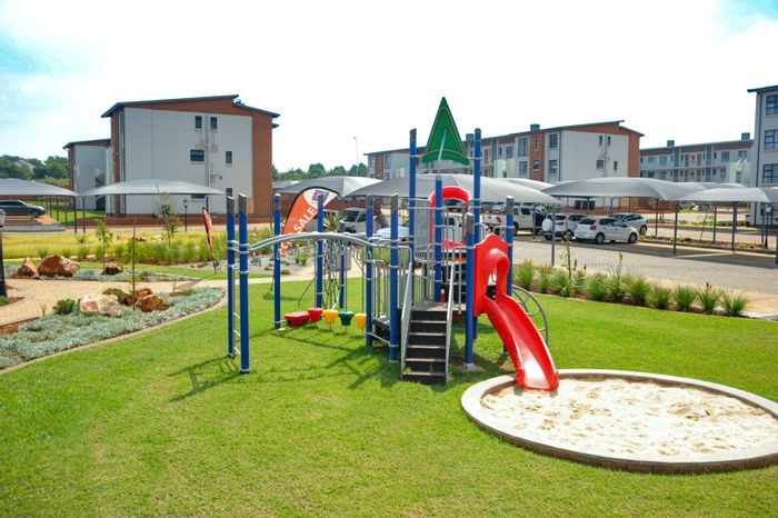 Irene Apartment For Sale: 2 beds, clubhouse, pool, fibre-ready, secure estate.