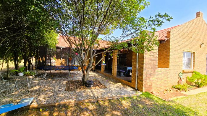 Kleinfontein AH House For Sale: 4 beds, braai area, scenic views, community amenities.