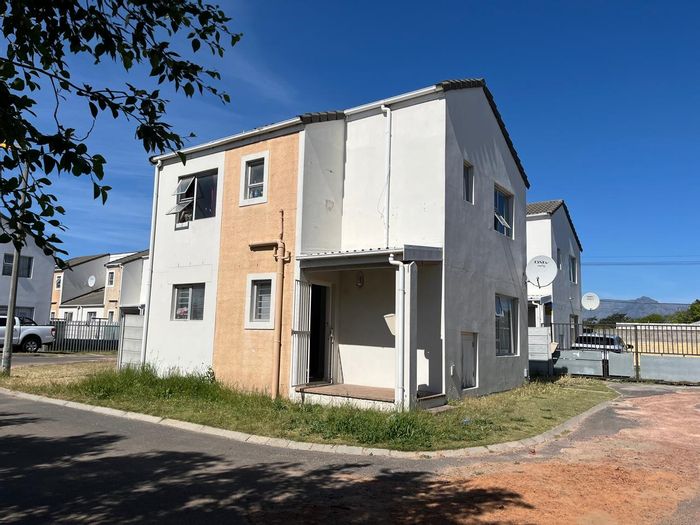 Ruyterwacht House For Sale: 3 Bedrooms, Inverter, Open-plan Living, Convenient Location.