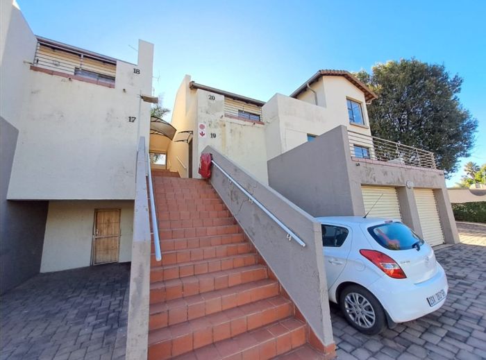 For Sale: Apartment in Linksfield Ridge with 24-hour security and pet-friendly policy.