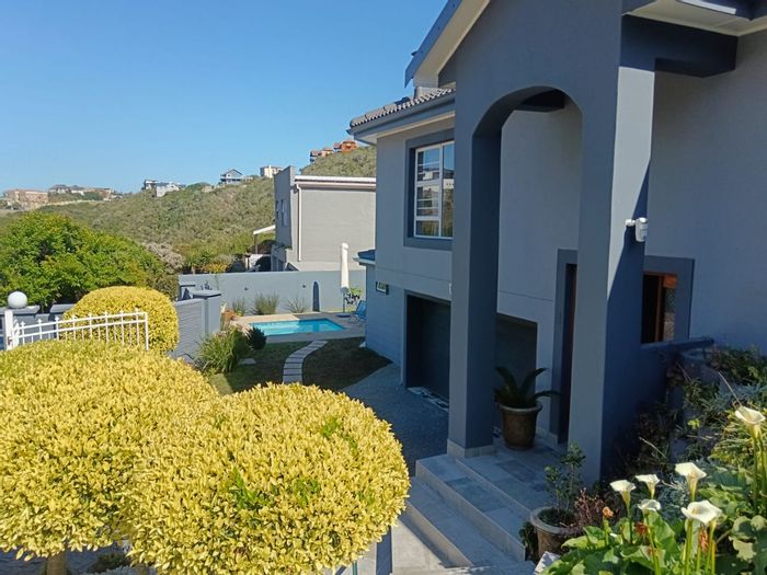 Cola Beach House To Rent: 3 bedrooms, pool, solar power, Wi-Fi included.