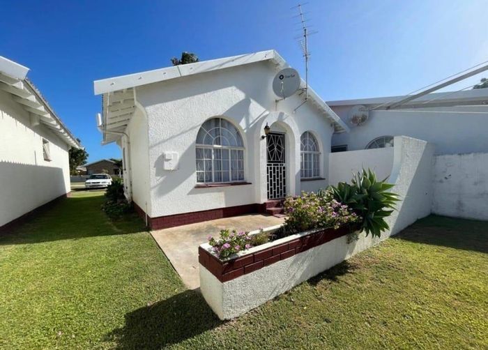 Aston Bay Townhouse For Sale: 2-bed, garden estate, walk to shops and beach.