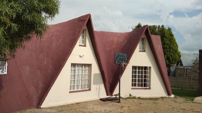 For Sale: House in Vaal Marina Central with five bedrooms, flatlet, and garden.