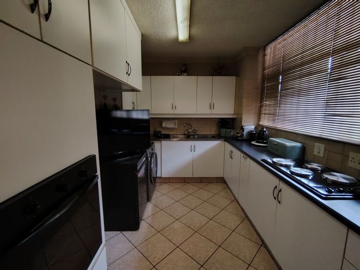 For Sale: 2-Bedroom Apartment in Lynnwood Glen with Garage and Patio.