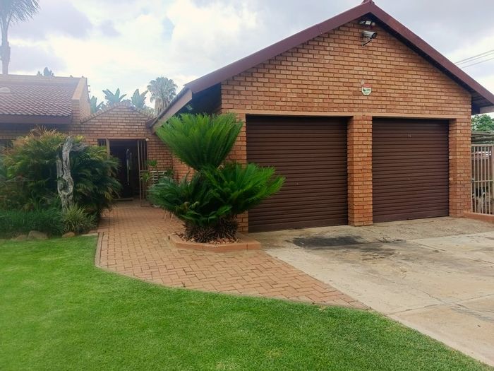 Capricorn House For Sale: Garden, Flatlet Potential, Security Features, Convenient Location.