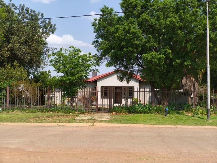 Freemanville House For Sale: 4 beds, pool, solar, and rental income potential.