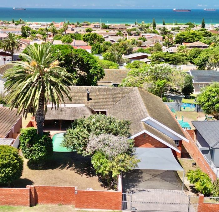 For Sale: House in Bluewater Bay with pool, 5 bedrooms, and double garage.