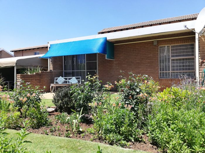 House for Sale in Oudorp: 1-bedroom, garage, private garden, on-site amenities.