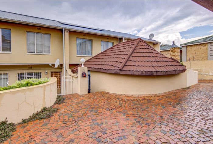 For Sale: 2-bedroom apartment in Primrose Hill with parking and pet-friendly amenities.