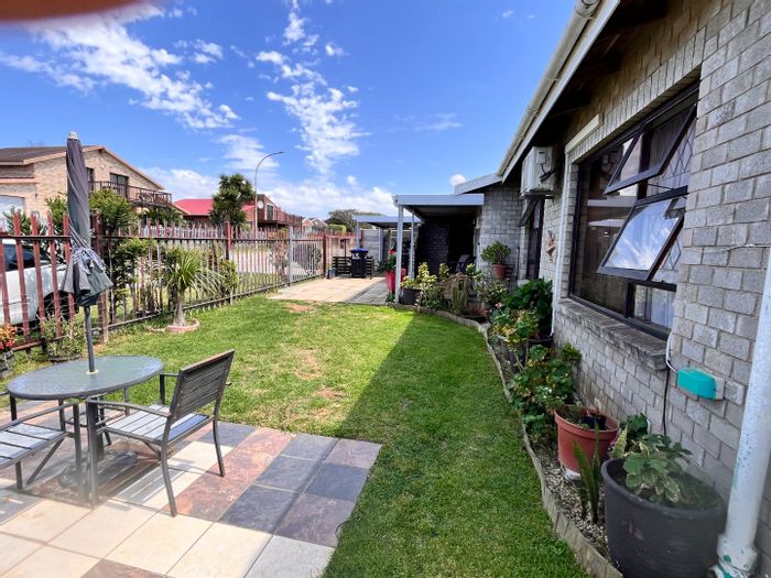 Noorsekloof House For Sale: Dual-living, 3 beds, Wendy house, secure parking.