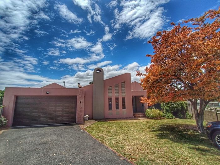 Spacious 5-bedroom house with pool, garden, and entertainment areas in Paarl North. For Sale.