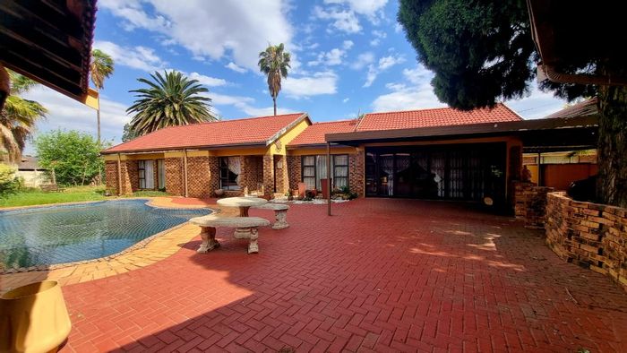 For Sale: House in Arcon Park with pool, lapa, and ample parking.