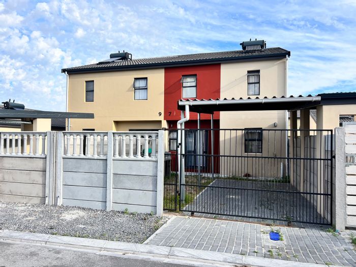 2-Bedroom House in Sunset Glen For Sale: Enclosed yard, open-plan living, convenient location.